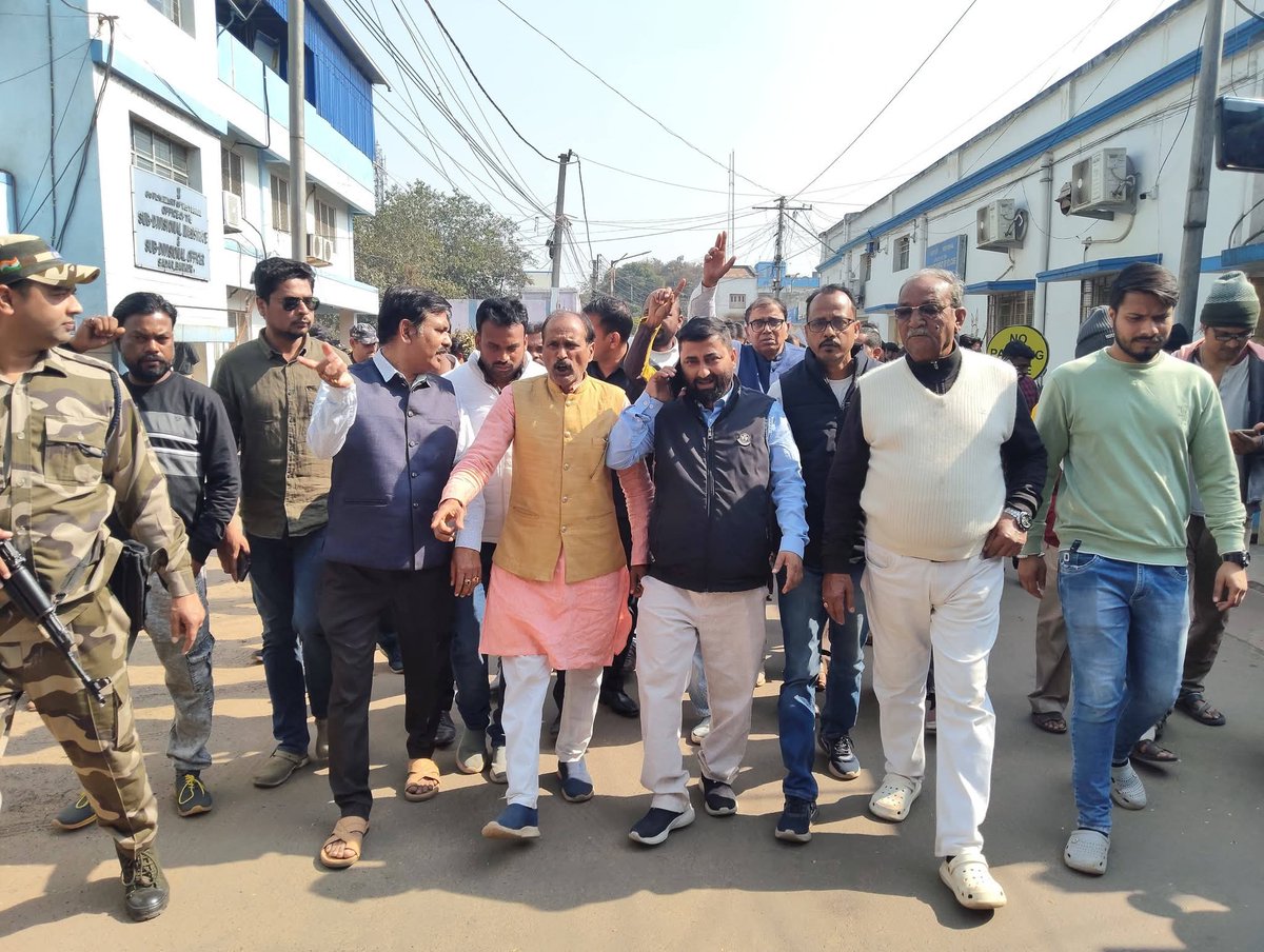 SupravatBjp's tweet photo. সাংবিধানিক রক্ষক হিসেবে দায়িত্ব পালনের দৃঢ় সংকল্প নিয়েও আজ ভোটার তালিকা সংশোধনের কাজে বিএলএ–২ রা ফর্ম–৭ জমা দিতে গেলে ERO তা নিতে অস্বীকার করেন।পুলিশের পক্ষ থেকে বেআইনিভাবে আটক করার চেষ্টা করা হয়। এই গণতন্ত্রবিরোধী ও সম্পূর্ণ অবৈধ আচরণেরপ্রতিবাদে আমরা বিক্ষোভ কর্মসূচিতে। https://t.co/lB0HAeFMVn