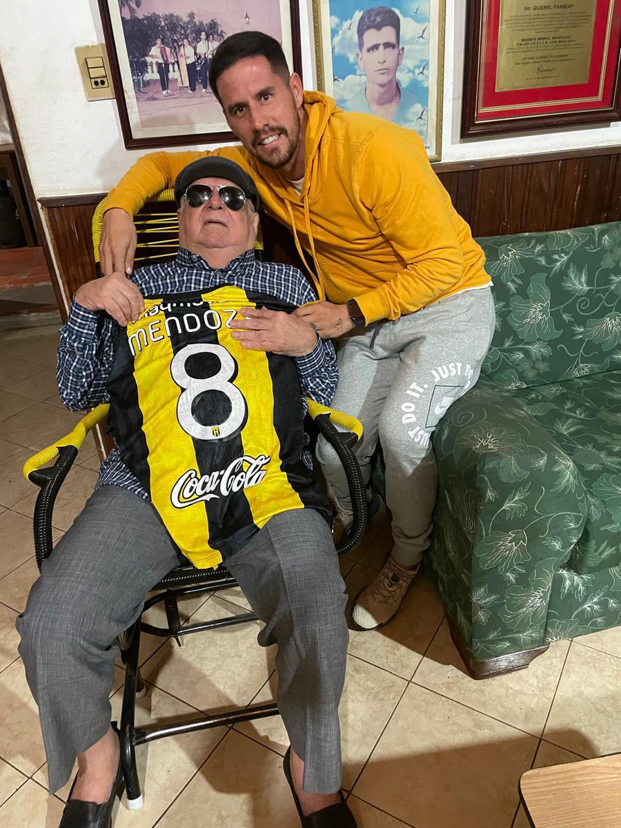 jorgemendoza017's tweet photo. QEPD MAESTRO 😔😢🙌🏻🙏
Fue un privilegio y un honor para mí conocerte y regalarte la camiseta de nuestro club querido @ClubGuarani 💛🖤
Mis pésames a toda la familia 🙏 https://t.co/oReiSV4xLa