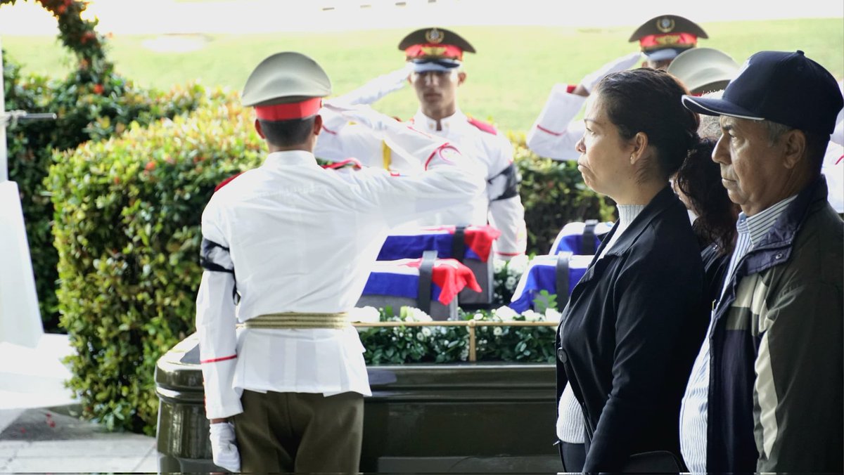 EmbacubaCol's tweet image. Hoy, el pueblo de Cuba se levanta para honrar a sus héroes, hoy es un día donde las lágrimas por los hermanos caídos nos unen y fortalecen, hoy es el día donde ratificamos una vez más que las palabras rendición y derrota están eliminadas de nuestra terminología.

#PatriaOMuerte