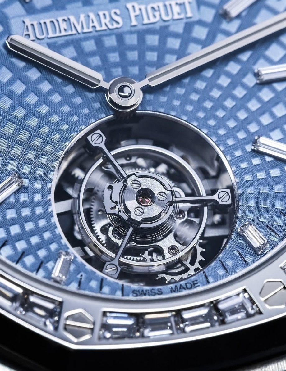 GlobalWatchClub's tweet photo. Audemars Piguet Royal Oak Selfwinding Flying Tourbillon Ref. 26535PT

Insane https://t.co/AzxJJ1J3BH