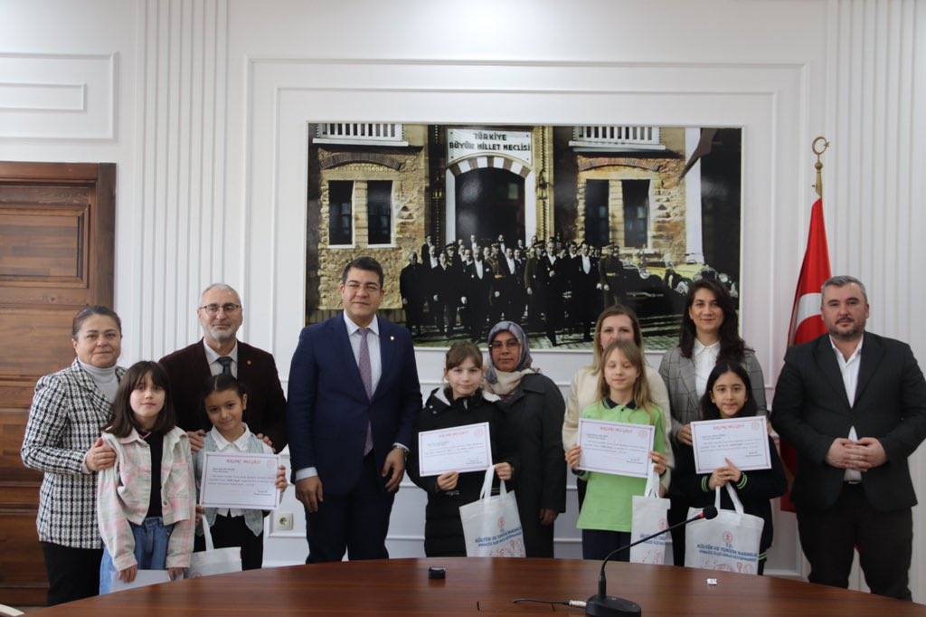 İlçemiz okullarında öğrenim gören öğrencilerimiz; sosyal, sportif ve kültürel alanlarda il, bölge ve ülke düzeyinde düzenlenen yarışmalarda ilçemizi başarıyla temsil ederek önemli dereceler elde etmişlerdir. 
Bu kapsamda Piraziz İsmail Yücel MTAL, Piraziz Anadolu Lisesi, Piraziz