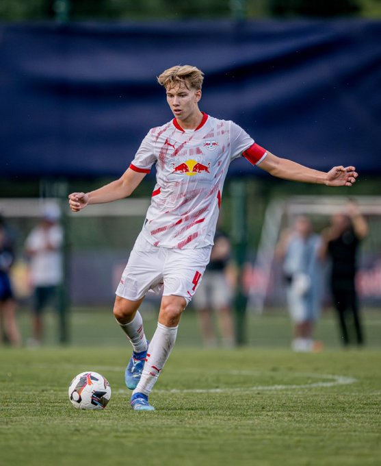 Mastrigt_'s tweet photo. Jonathan Norbye, Modern Ball-Playing Centre-Back in the Making.

Norbye already looks years older on the ball. At 1.94m, left-footed, and comfortable with both feet, he’s physically dominant, calm under pressure, and tactically mature. He captained Leipzig’s U19s and Norway youth teams and even made his Bundesliga debut last season.

He progresses play from the back, carries into midfield, and wins duels without overcommitting. His reading of the game, communication, and aerial presence make him a complete modern centre-back