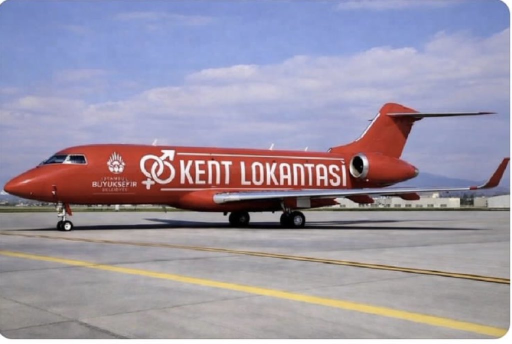 3.565 araç kayboldu diyoruz
Kent lokantası açtı diyor

Binlerce bisiklet çürüdü diyoruz
Kent lokantası açtı diyor

112 asırlık çınar ağacını kesti diyoruz
Kent lokantası açtı diyor

978 at nerde soruyoruz
Kent lokantası açtı diyor

500 küsur milyar çaldı diyoruz
Kent lokantası