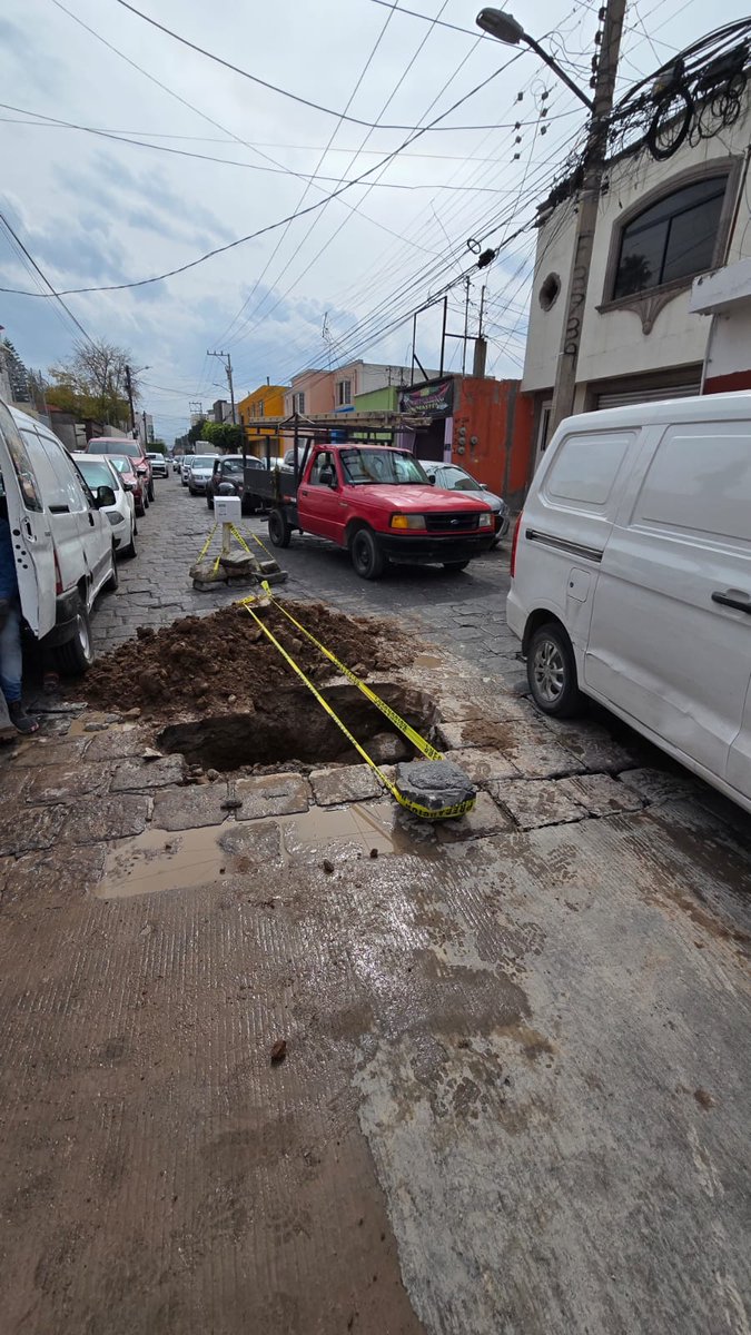 💧☀️🌧️ Llueva, haga frío o salga el sol, en #Interapas no bajamos la guardia: atendemos fugas todos los días para cuidar el agua y mejorar el servicio.

👷 Nuestras cuadrillas atendieron una fuga localizada en 📍Mariano Ávila esquina con Nicolás Zapata, Barrio de Tequisquiapan.
