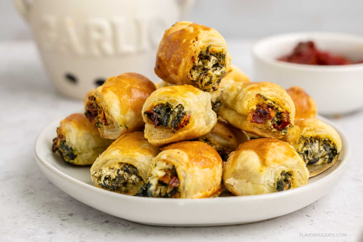 Sun-Dried Tomato &amp;amp; Spinach Puff Pastry Bites flavorfuleats.com/sun-dried-toma… 
#appetizers #puffpastry #spinach #vegetarianrecipes #foodies #delicious #homecooking