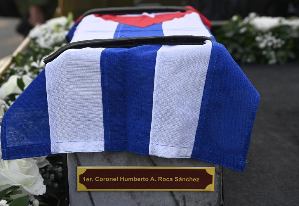 PresidenciaCuba's tweet image. 🗣| Son el orgullo de un pueblo entero, destacó. Si algo ha demostrado esta dolorosa página de la historia, es que el imperialismo podra tener armas más sofisticadas, podrá comprar las mentes de los vacilantes, pero jamás podrá comprar la dignidad del pueblo cubano.