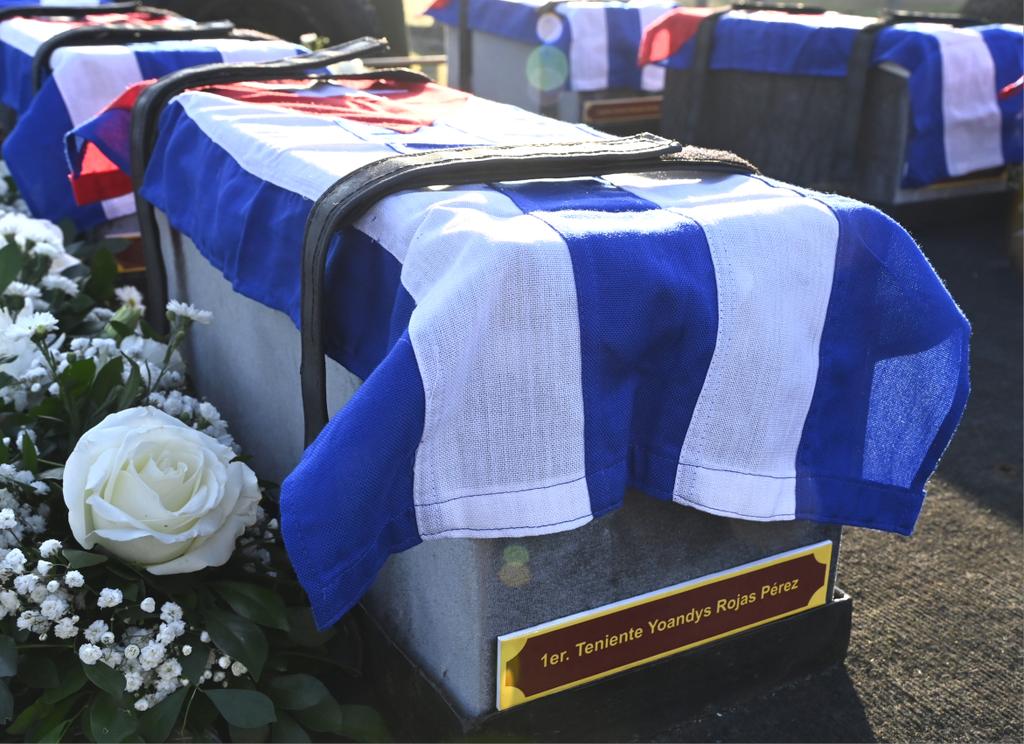 PresidenciaCuba's tweet image. 🗣| Son el orgullo de un pueblo entero, destacó. Si algo ha demostrado esta dolorosa página de la historia, es que el imperialismo podra tener armas más sofisticadas, podrá comprar las mentes de los vacilantes, pero jamás podrá comprar la dignidad del pueblo cubano.