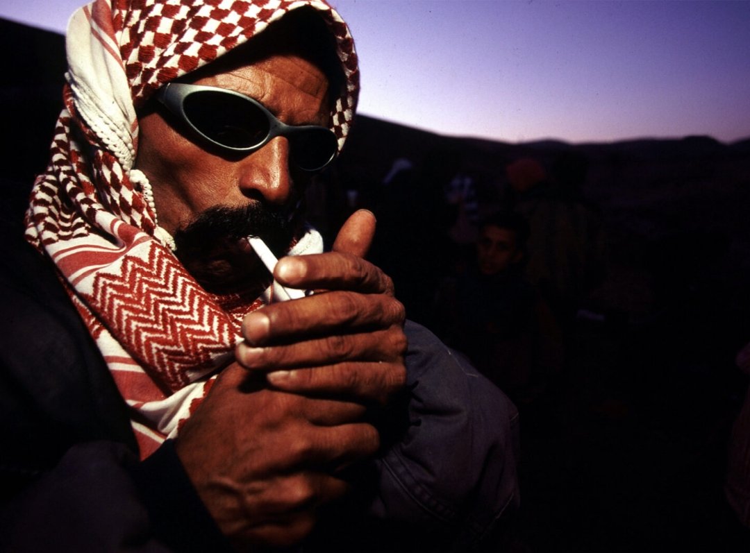 Palestinian man lights a cigarette, Palestine, 2000 🇵🇸

📷: Middle East Archive | IG