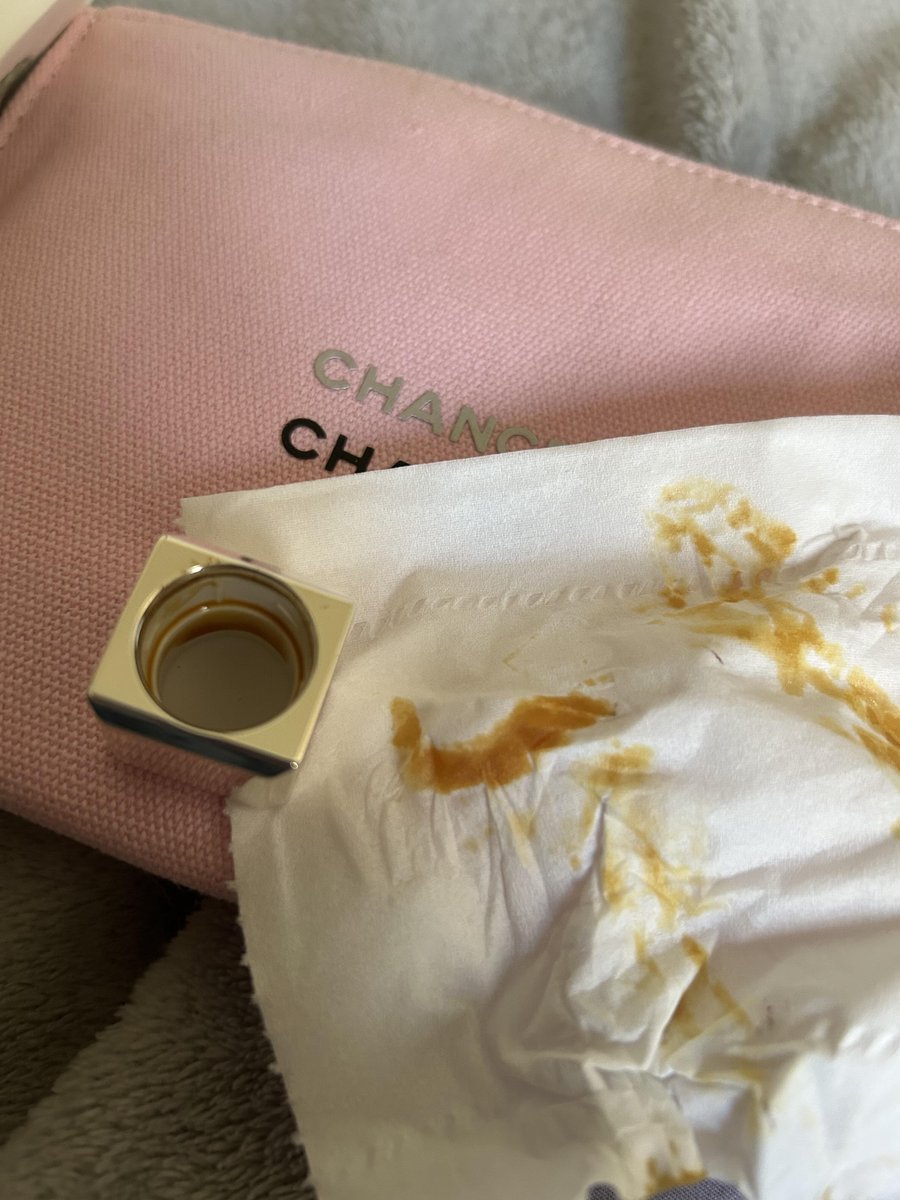 DanielThomWS's tweet image. I haven't used it in a long time. I found it while rummaging through a drawer. When I opened it, the cap seemed to be melting and yellow liquid was flowing out. Why?