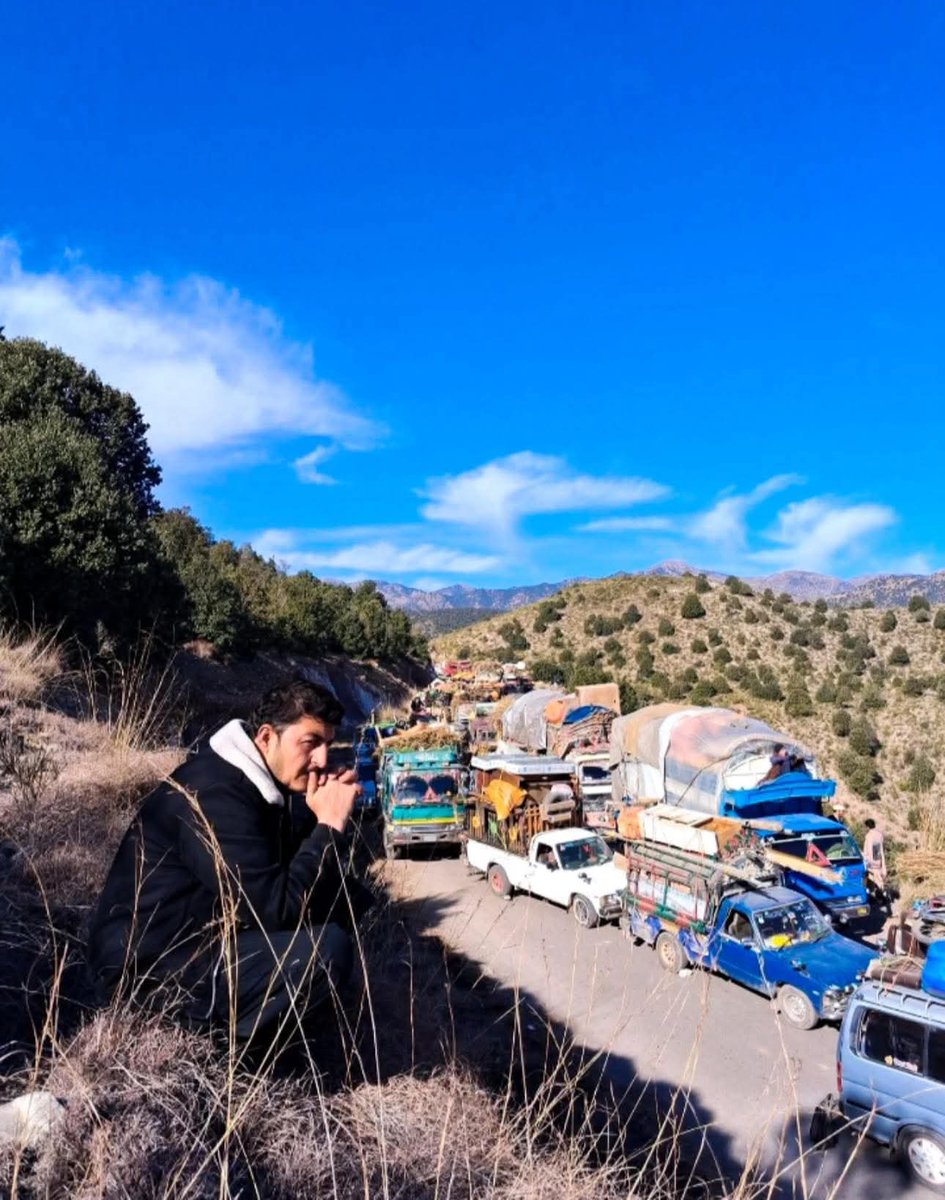 Islamabadies's tweet image. بل د هيچا ګډی نه ځی
دا يو پښتون دی چه ګډی ښکته پورته وړينه 💔
#IDPs #Refugees