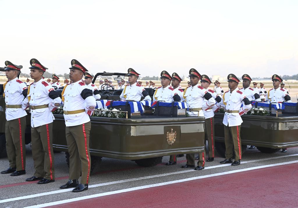 🗣| El Ministro subrayó que en tierra cubana jamas habrá espacio para la cobardía y la traición. 

Y refiriéndose a ellos dijo que lo dieron todo por la dignidad del pueblo. "Murieron como vivieron, con la frente en alto".