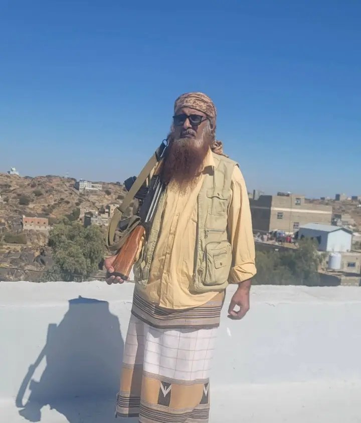 ذبيح الله مجاهد فرع المثلث "طرطور من طراطير يافع"ماخفيكم يااخوان كم كنت اتمنى أن يكون بين قوات الانتقالي اللي تم أسرها والله بيقع له سحب بلحيته لحية التيس 🤣