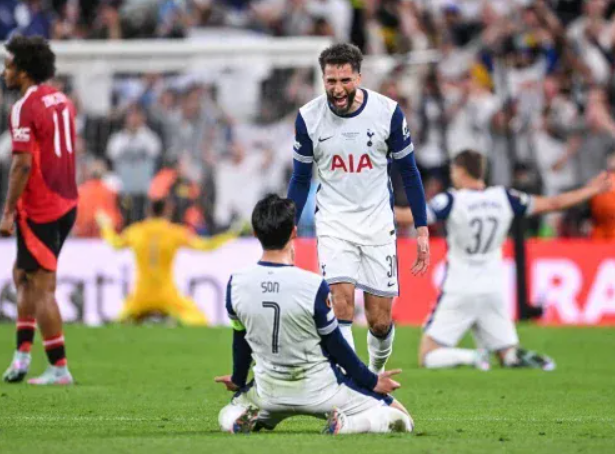 SoccerSouls's tweet photo. Celebration time! Son and the squad savor the victory! What a moment! 🎉 #THFC #Spurs #SonHeungMin #Winners #COYS https://t.co/dq1gRr2X3E