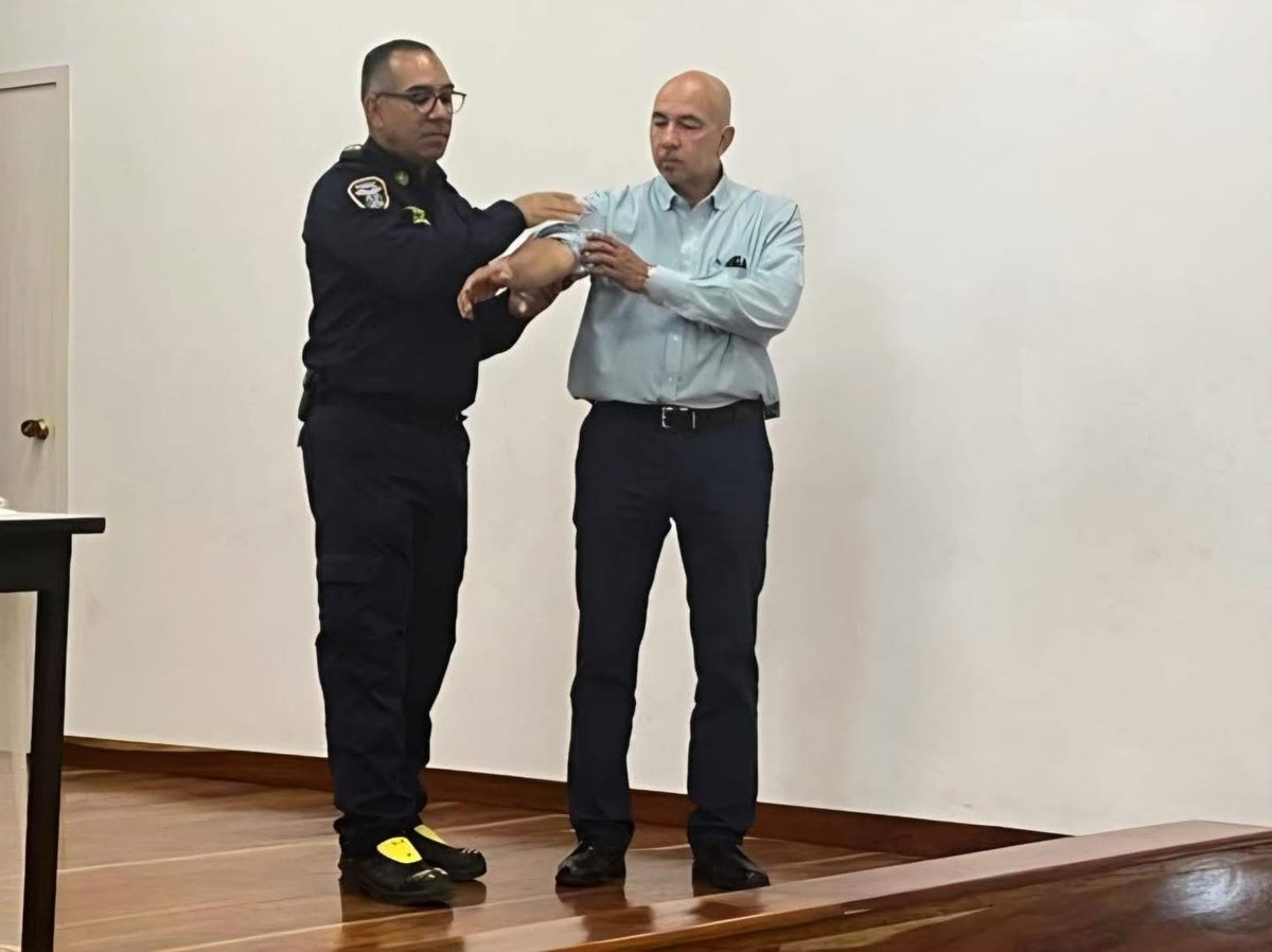 🚒El Cuerpo Oficial de Bomberos realizó una capacitación en primeros auxilios básicos dirigida a los docentes de la Institución Educativa La Asunción, con la participación de cerca de 50 asistentes.

facebook.com/share/p/1ATGFn…