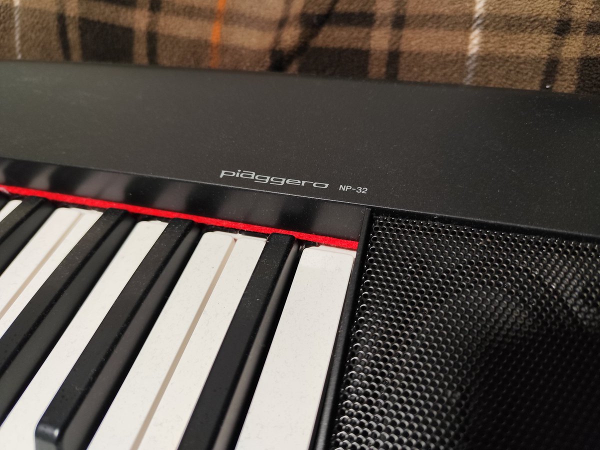 B_ball0810's tweet photo. YAMAHAのキーボード買ってくれる人いませんか〜
piaggero NP-32(75鍵)
・キーボード本体
・キーボード付属譜面台
・電源
・X型スタンド
・ペダル
で、2万くらいで考えてます

写真があまりにもオンザおふとんなのは見逃してほしい https://t.co/OR3Mnnquig