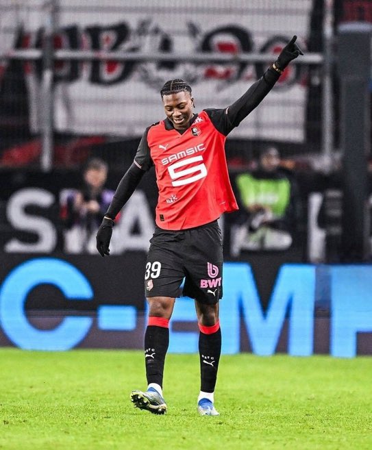 z_A90h's tweet image. مافيه نادي كبير بالعالم يبحث عن البطولات يكون مهاجمه صغير 

الفريق اللي يدور الذهب يبحث عن مهاجم يملك التجربة والشخصية وماعنده وقت لصبر على الموهبه خصوصاً اذا كان مهاجم 

سورلث ياوجه السعد اني لك من الناصحين