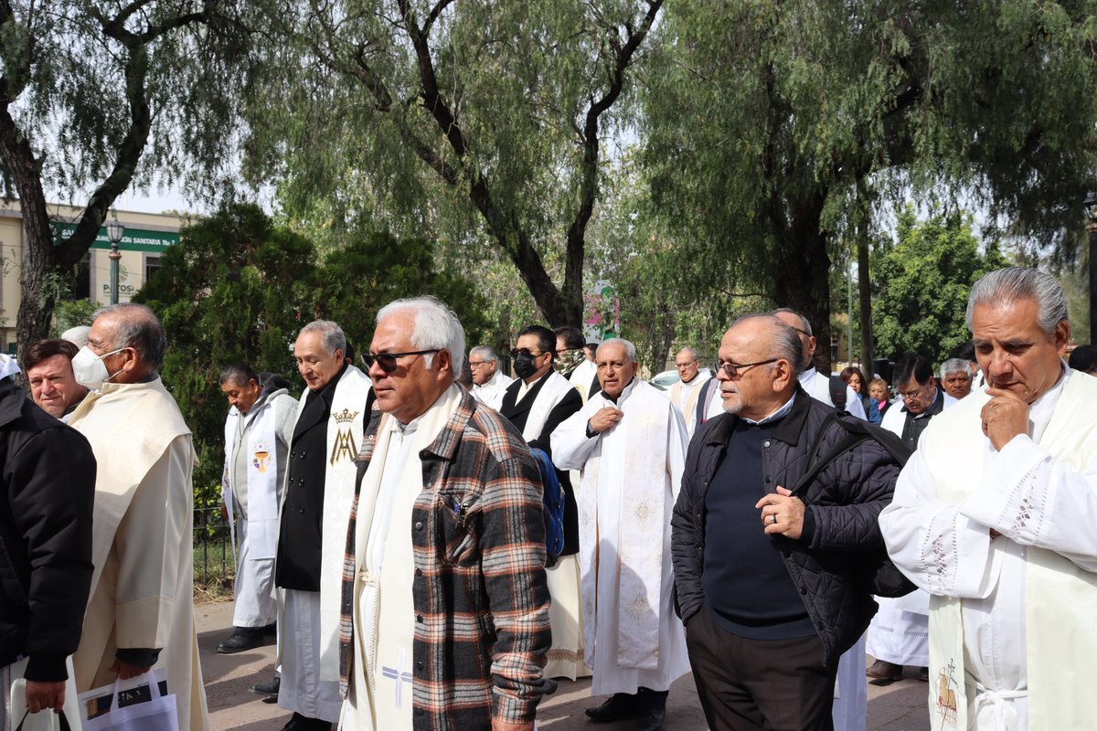 📌 Tradicional Peregrinación del Presbiterio Potosino a la Basílica de Guadalupe.

El pasado martes 13 de enero el presbiterio potosino se unió como cada año para peregrinar ante Santa Maria de Guadalupe, encomendando las parroquias y los planes pastorales para este año 2026.