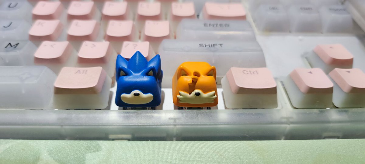 StarDreamSOS's tweet image. #塔尔斯 #テイルス #ソニテイ #SonicTheHedgehog #tails #Sontails  
My new keycap.
They are a perfect match. 
( • ̀ω•́ )✧