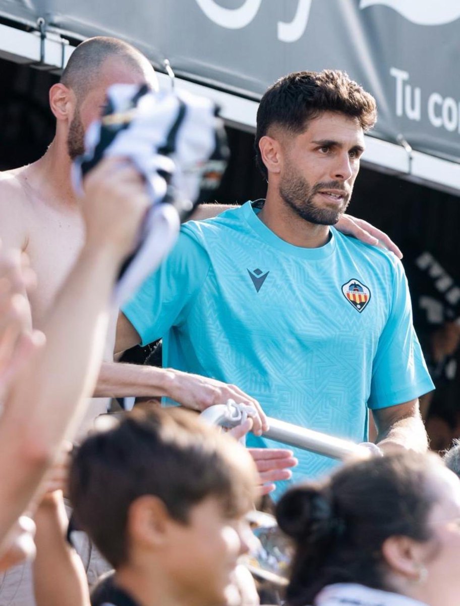 Capitán, líder y compañero.

Gracias por tu humildad, tu cercanía y por defender nuestro escudo con orgullo y cojones.

Esta siempre será tu casa