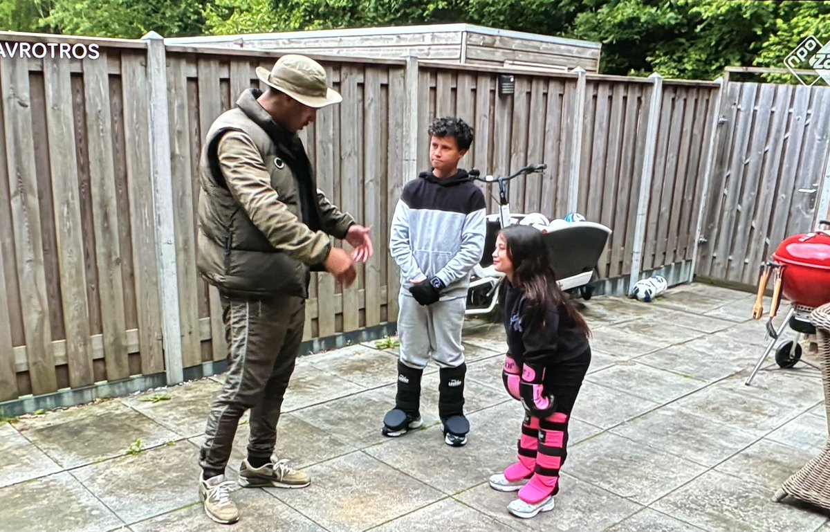 Hilarisch, Wildebras in zijn junglekostuum in een onderhoudsarme vinex-hel. 🤣 #defaker