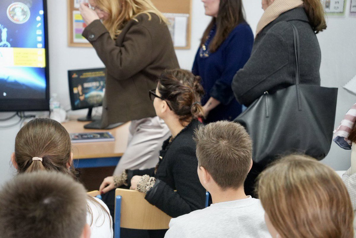 JuventudInfGob's tweet image. Hoy, la ministra de Juventud e Infancia, Sira Rego, ha visitado el CEIP San Ignacio del Viar (Alcalá del Río), para conocer de primera mano al grupo de alumnas y alumnos que ha desarrollado una Constitución Escolar Lunar, que les llevará a visitar la @NASA_es en marzo.