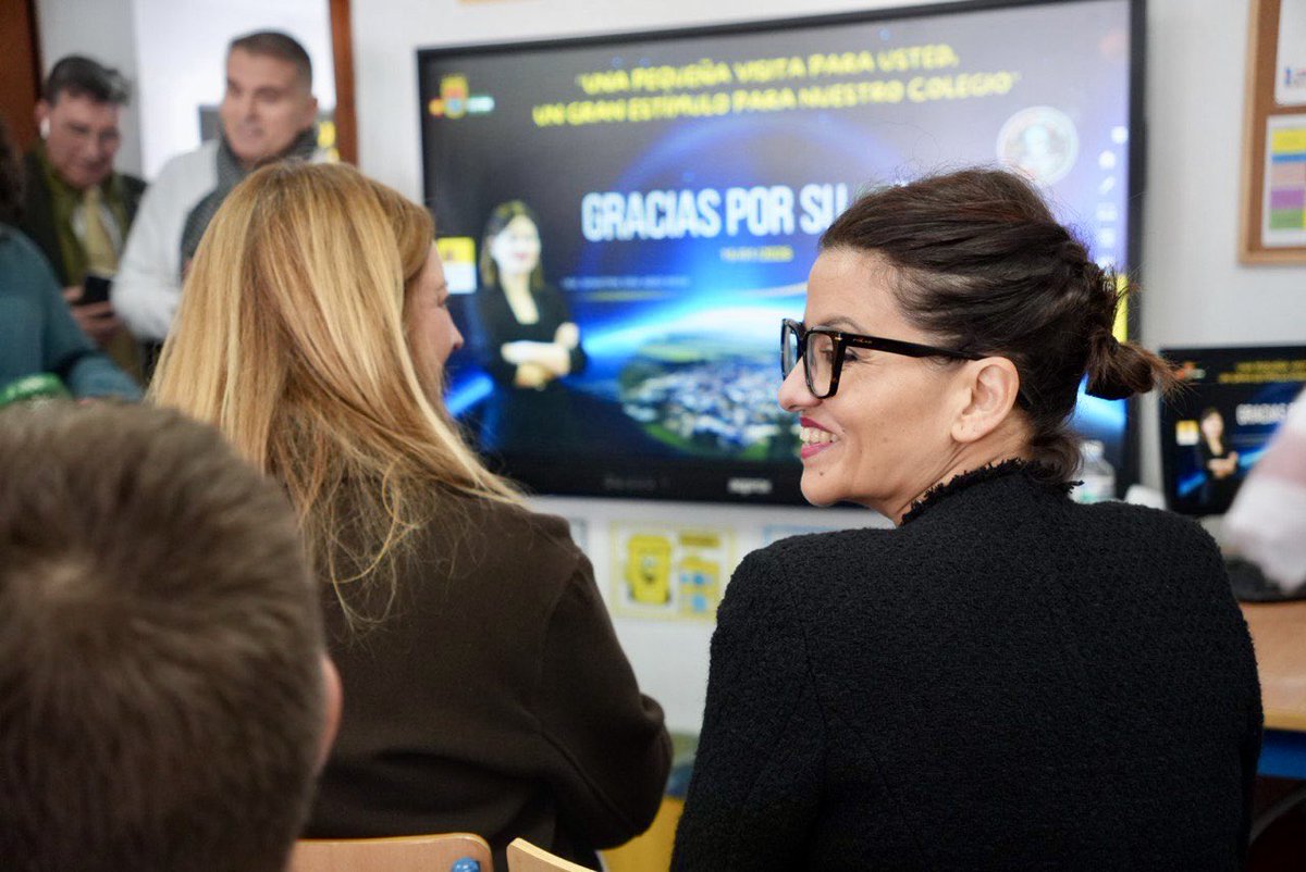 JuventudInfGob's tweet image. Hoy, la ministra de Juventud e Infancia, Sira Rego, ha visitado el CEIP San Ignacio del Viar (Alcalá del Río), para conocer de primera mano al grupo de alumnas y alumnos que ha desarrollado una Constitución Escolar Lunar, que les llevará a visitar la @NASA_es en marzo.