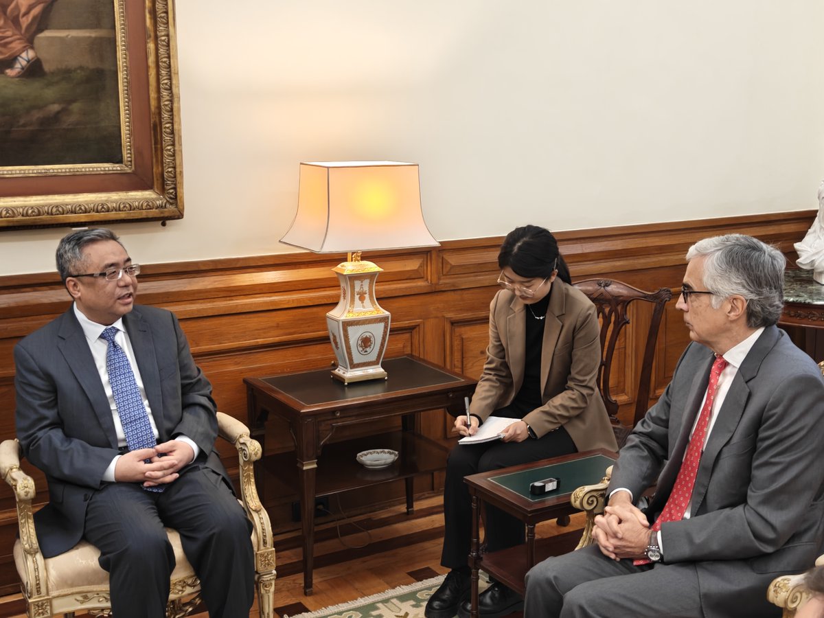 No passado dia 13 de Janeiro, o Embaixador da China em Portugal, Yang Yirui, visitou o Presidente da Assembleia da República, José Pedro Aguiar-Branco. #China #Portugal #EmbaixadordaChinaemPortugal