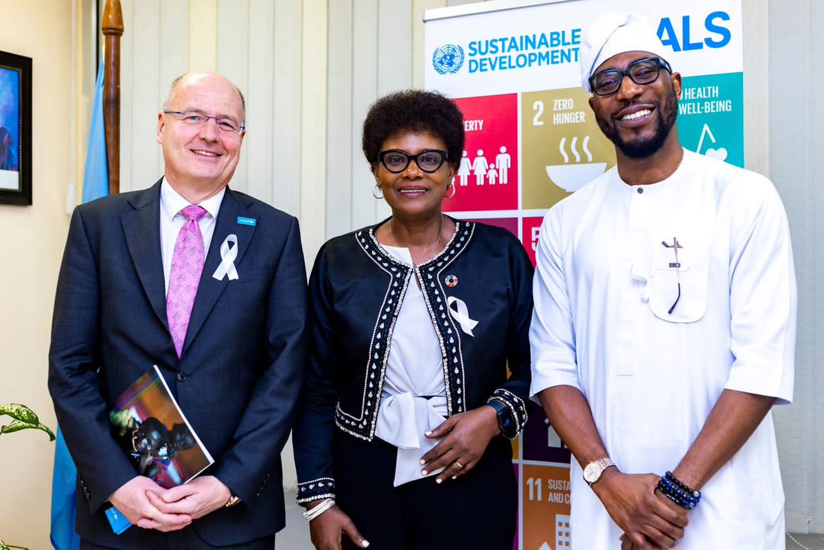 MoiceComm's tweet photo. Today the UN Country Team joined the commemoration of Rememberance Week. Thanks to leadership of the Independent Commission for Peace and Cohesion for leading the White Ribbon pin-up ceremony. @UNSierraLeone
#SaloneBigPassWiAll
#SaloneDaeMemba
#WiNorForget https://t.co/fVkyo96Hr2