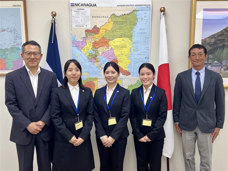 Hoy, 15 de enero, el Embajador recibió una visita de cortesía de las voluntarias🇯🇵 que han llegado a Nicaragua, llenas de esperanza y motivación. Ellas se dedicarán a actividades relacionadas con la salud y la juventud. Esperamos que puedan contribuir al bienestar de todos en 🇳🇮!