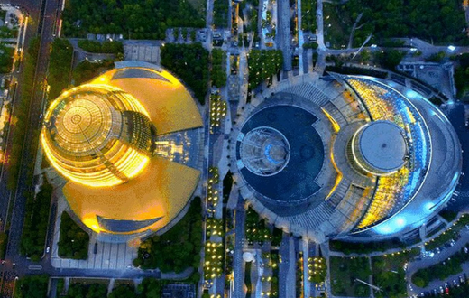 This glowing #Hangzhou landmark mixes culture and commerce so
seamlessly it’s the city’s ultimate economic and cultural dynamic duo.
#CulturalEconomy #UrbanLandmark