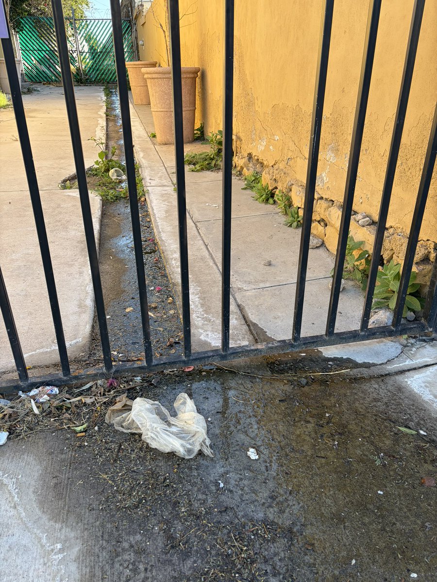 Hola <a href="/aguahermosillo/">Agua de Hermosillo</a>, buen día. Tenemos fuga de agua potable en el callejón de servicio ubicado en José Gutiérrez entre De Anza y Alatorre.