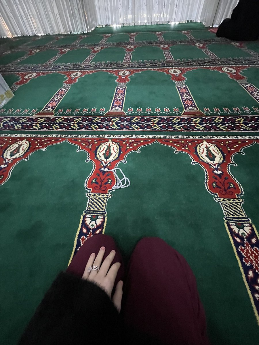 Ya Rabbi,
Bu mübarek gecenin hürmetine
Gözyaşını içine akıtan mazlum kullarını
Kapından boş çevirme.
Dosyalar arasında kaybolan umutları Sen görüyorsun,
Adalet bekleyen kalpleri Sen biliyorsun.
Hakkı yenilenin ahını yerde bırakma Allah’ım.
Adaleti tesis etmekle yükümlü olup
Kul