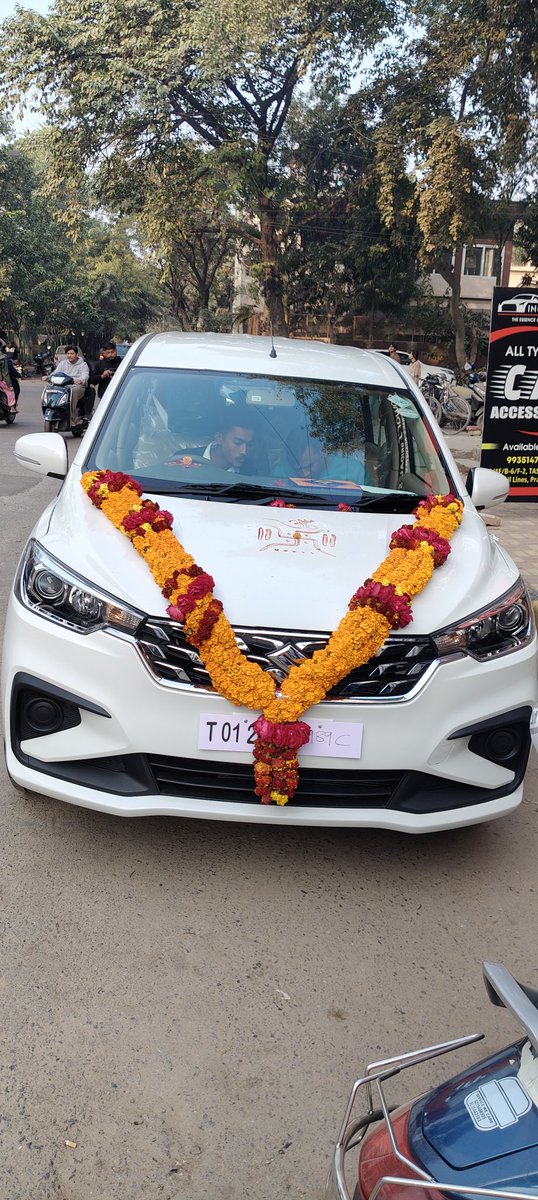 debjit31's tweet photo. My 1st car, today I am very very. Thank you #HarHarMahadev #JaiShriRam #BholaShakar #JaiShriHanuman ji🙏💐 https://t.co/0UedjRvMV5