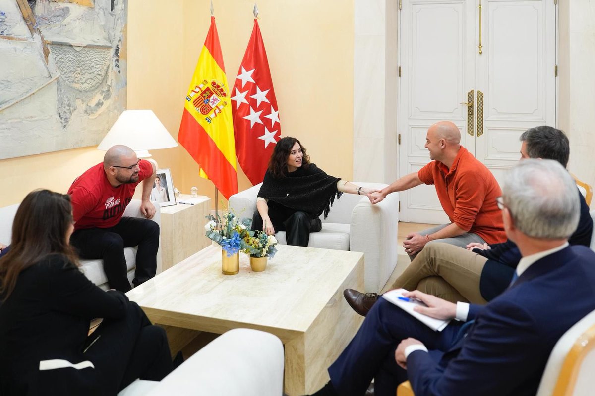 Eitan Horn ha sufrido 2 años de secuestro en los túneles de Hamás.

Es educador y uno de sus mayores lamentos es que un niño palestino participara, armado, en su secuestro.

Gracias por visitarnos y que Iair vuelva a la Comunidad de Madrid con la promesa de traer libre a su