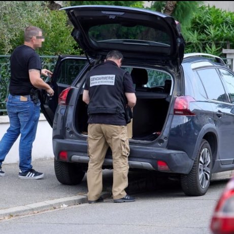 TheNews_Fr's tweet image. 🇫🇷 Vaucluse : une mère et ses enfants retrouvés morts de faim  

Alors qu’un huissier était venu procéder à une expulsion locative pour des loyers impayés, il a fait une découverte effroyable : les corps d’une mère de 64 ans et de ses deux enfants jumeaux de 25 ans, dans un état…