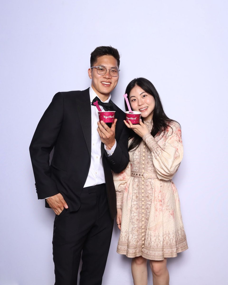 Yogurtland's tweet image. What's better than a photobooth? A photobooth with froyo as props! 🤭📸 Order Yogurtland catering for your next sweet event via order.yogurtland.com. #yogurtland #catering #photobooth