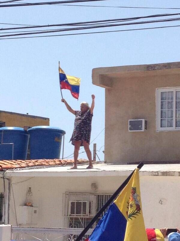 yo viendo a maría corina llegar a la casa blanca