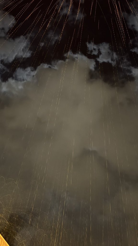 saoudlive's tweet image. "معرّض صدري لـ رش المطر و ذعذاع الهبوب
 ودي إن المطر يغسل قلبي من شيءٍ يحسّه"