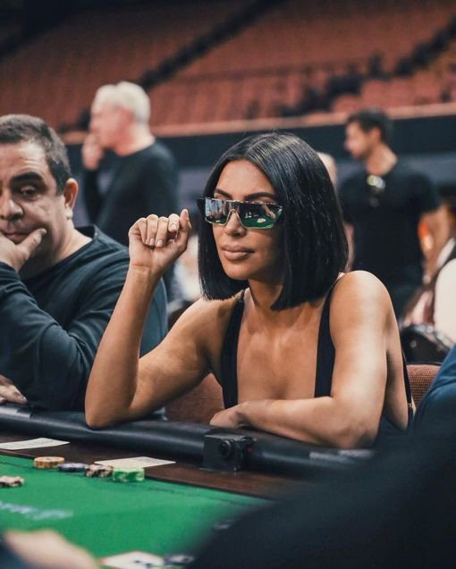 MediavraiFR's tweet image. « À chaque fois que tu te sens débile, rappelle-toi que Kim Kardashian porte des lunettes réfléchissantes pour jouer au poker. »

GTA 6, 2026.