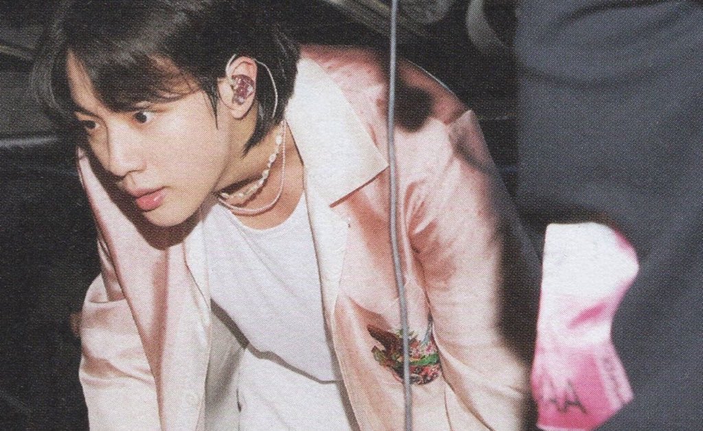 detailsofjin's tweet image. the owner of the pink vinyl