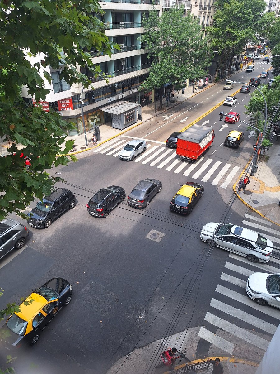 Apagón en Recoleta. No funcionan los semáforos en Av Santa Fe