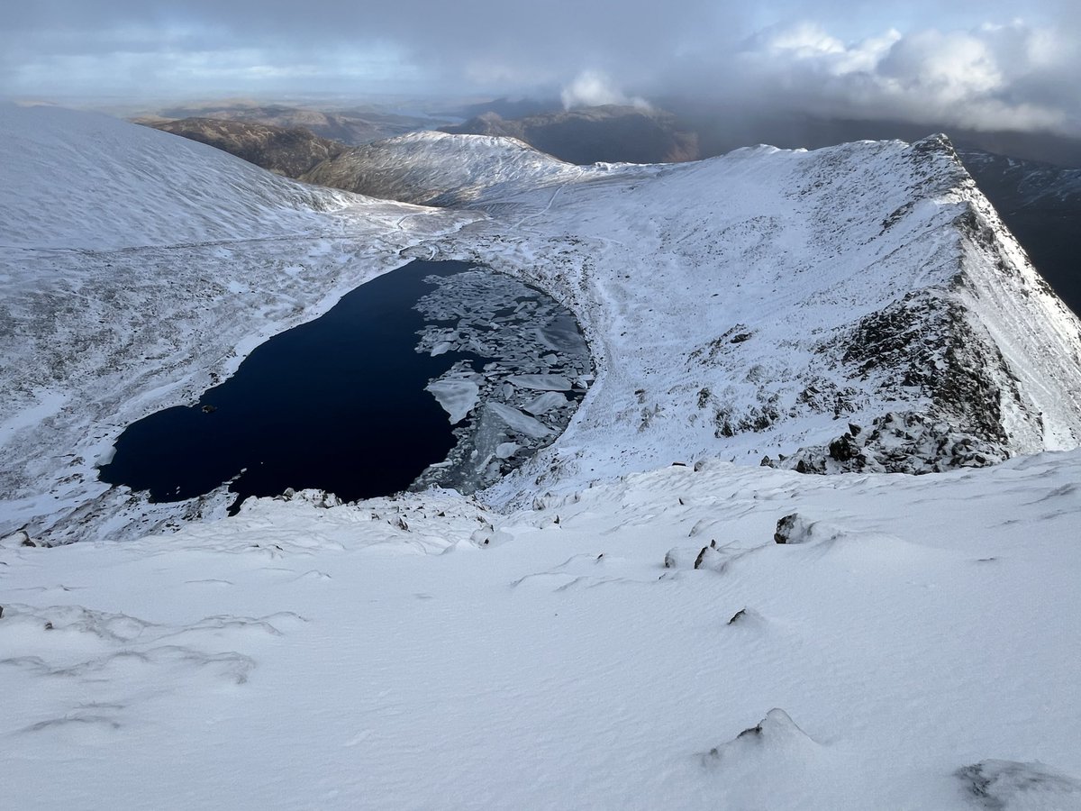 ⚠️Winter conditions continue up high! Snow + ice conditions vary significantly depending on route choice + for anyone venturing up high we’d recommend crampons + ice axe, and full winter clothing/emergency equipment. Full report - lakedistrictweatherline.co.uk Paddy 

#beadventuresmart