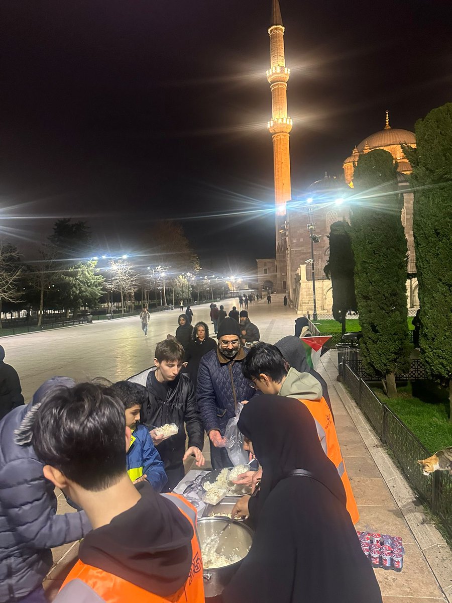 Bu akşam Kültürlü Gençlik Derneği olarak hem burada hem de mazlum coğrafyalarda aynı sofranın etrafında buluşuyoruz.

Kooperatifimizin önünde tavuklu pilav, nohut ve ayran ikram ederek komşularımızla iftar sevincini ve bereketini paylaşıyoruz.
Aynı saatlerde ise Gazze’de 500