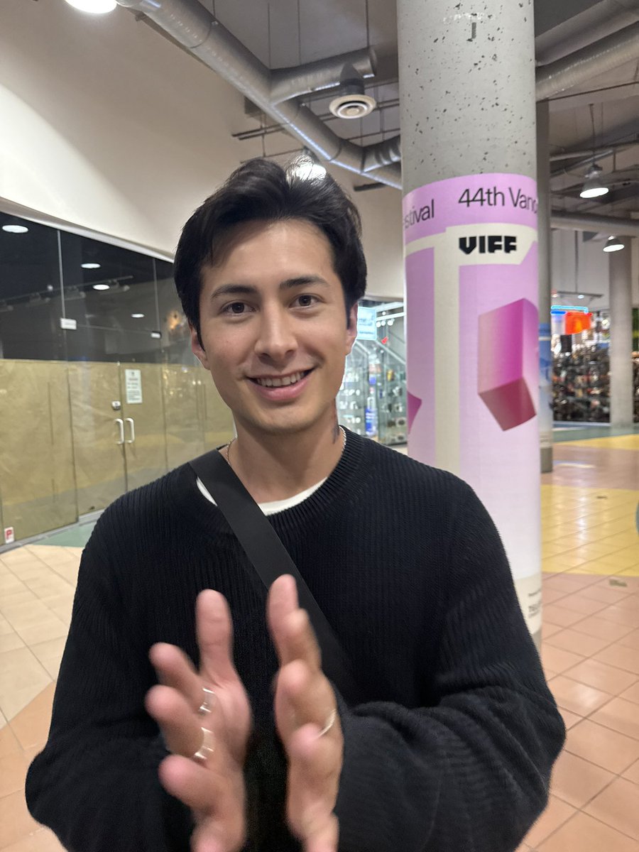 WARMLUV8124's tweet photo. i love his eyes so much he has really kind eyes https://t.co/vYOxSXmU4w