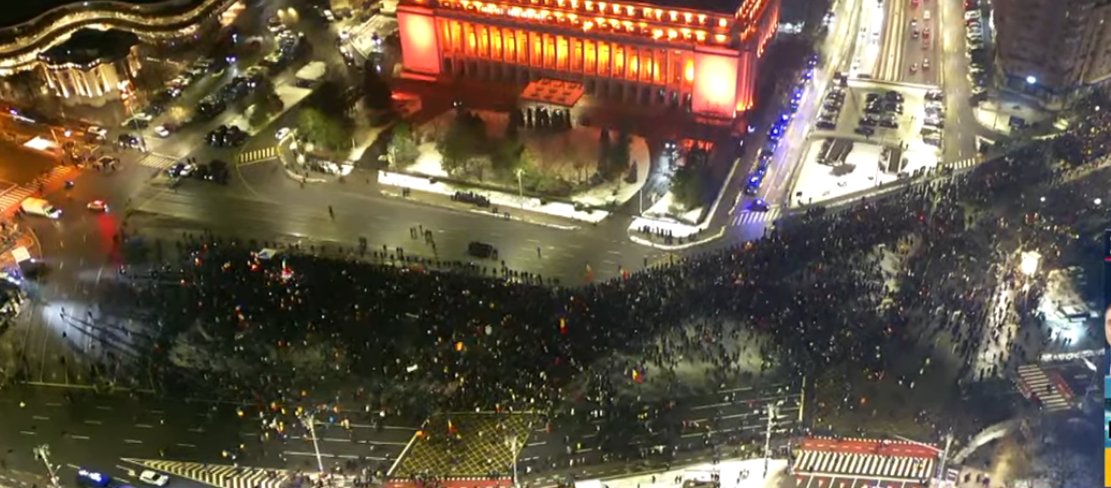 🇷🇴PROTEST: Piata Victoriei, acum, lumea inca se aduna, venind in coloana de pe Magherul si strazile aditionale ...