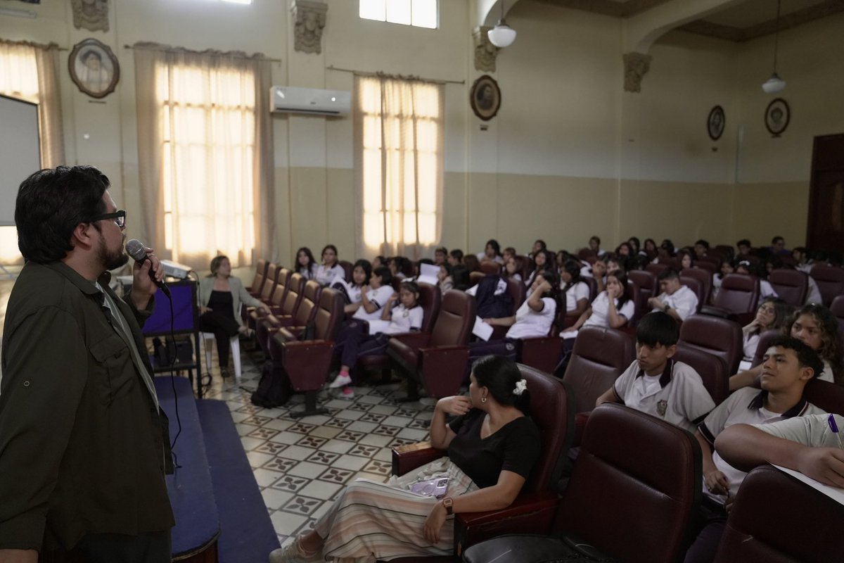 El cine como espacio de reflexión y aprendizaje.

Cerca de 130 estudiantes de la jornada vespertina del colegio Rita Lecumberri participaron en una muestra y análisis de cortometrajes impulsada por la Mesa Nacional de Educación en Valores.