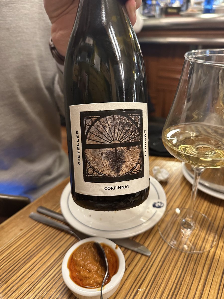 _juanjo82_'s tweet image. 🏰 Cisteller
🍷 Lucidity
🗺 #corpinnat 
🍇 #macabeo #xarello

🎯 Color limpio y brillante. En nariz y boca es fresco y equilibrado, con notas frutales y florales, un sutil fondo mineral y una acidez bien integrada que aporta vivacidad y un final limpio y agradable.