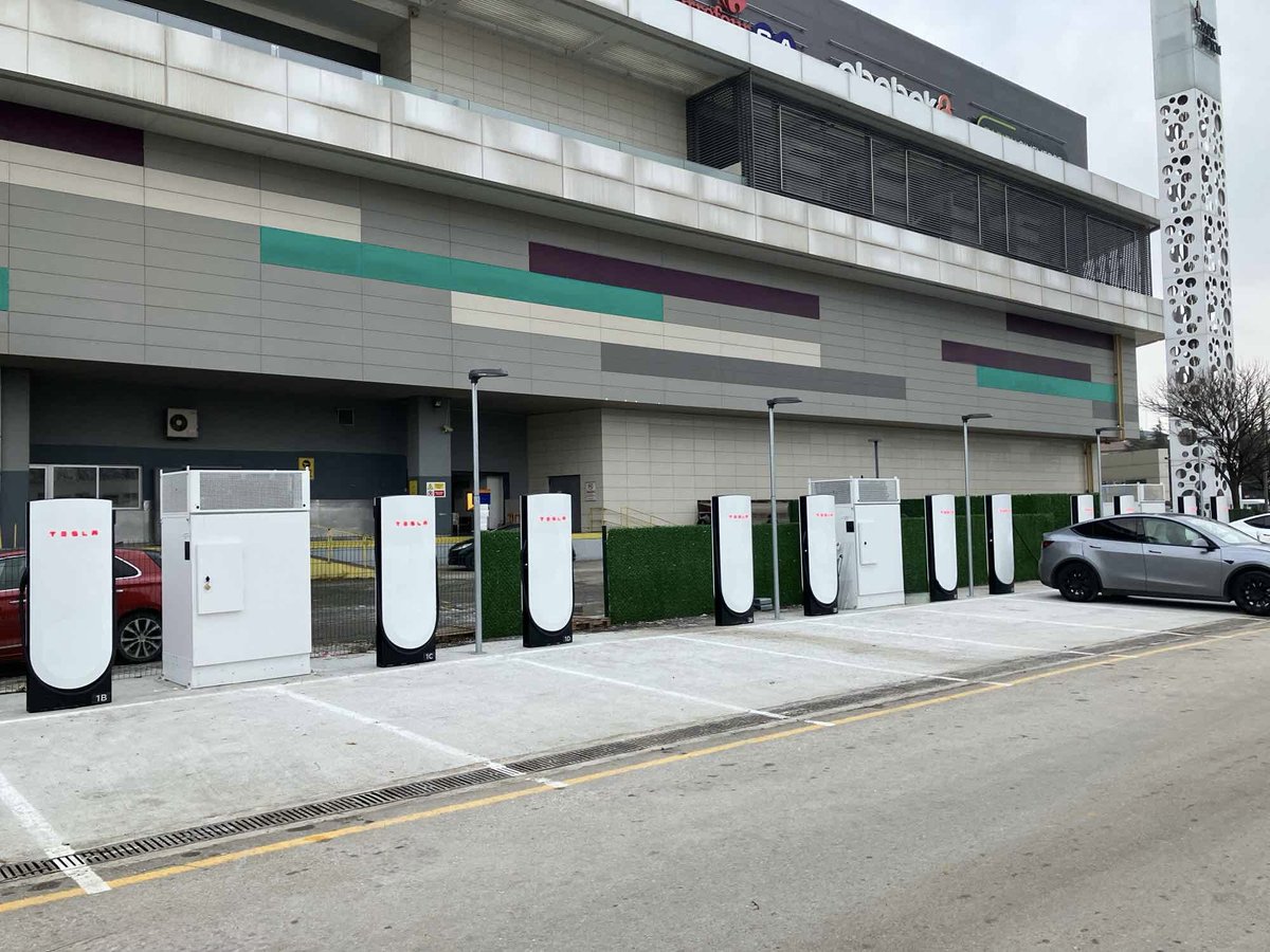Tesla Charging tweet media
