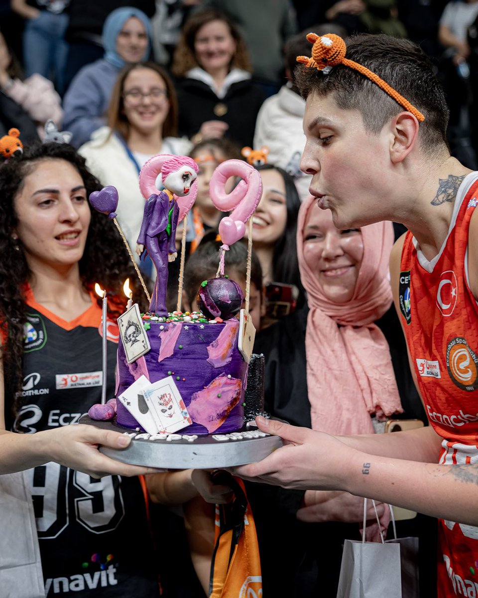 Eczacıbaşı taraftarlarından Ebrar Karakurt’a doğum günü kutlaması! 🎂🥳❤️