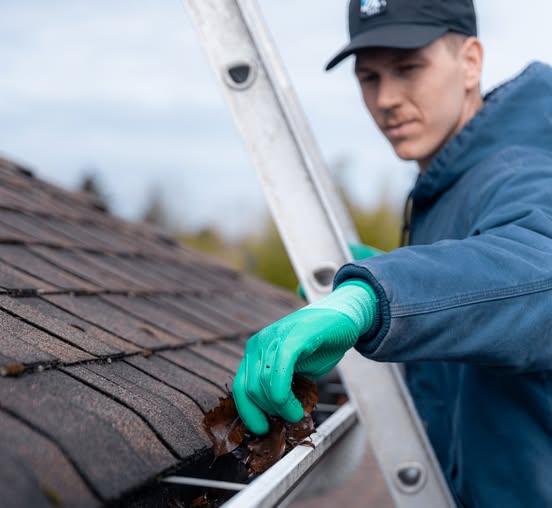 TownofOliverBC's tweet image. Clear those gutters—boost your wildfire resilience!

Leaves piling up in your gutters? They’re not helping when it comes to wildfire safety.

Take a few minutes to clean them out. It’s a simple, effective way to reduce your home’s wildfire risk.

Visit: begins-at-home-guide.firesmartbc.ca
